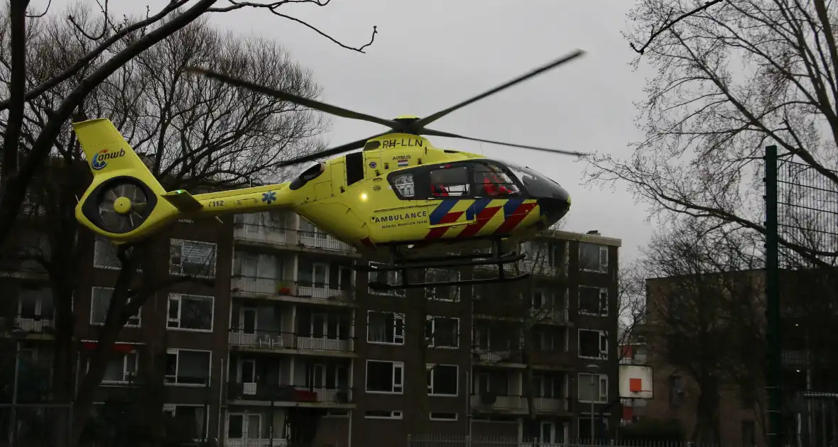 Traumahelikopter ingezet voor incident in flatwoning - Foto 19