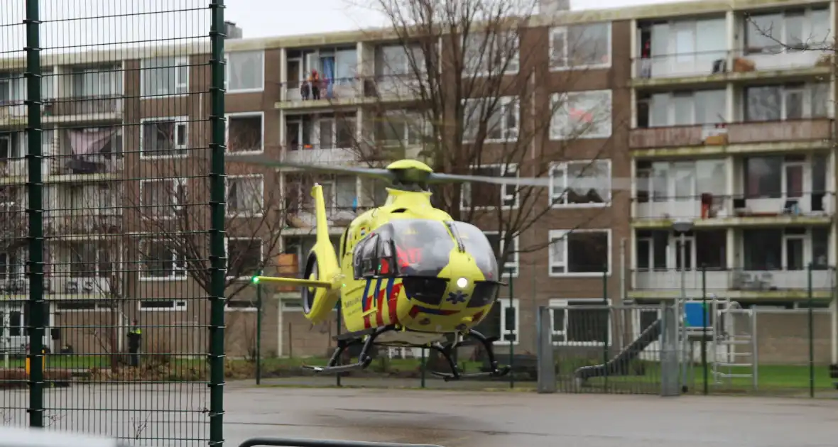 Traumahelikopter ingezet voor incident in flatwoning - Foto 9