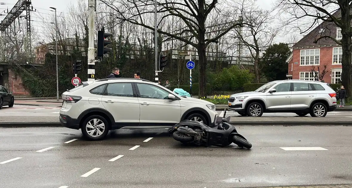 Scooterrijder gewond bij botsing met automobilist - Foto 3
