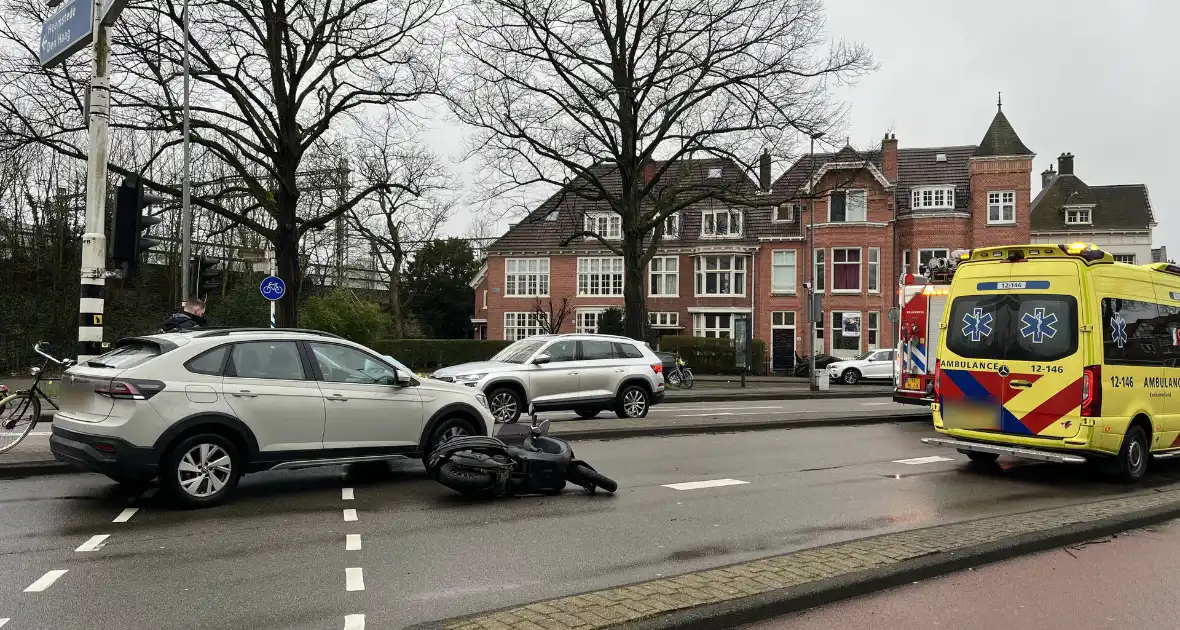 Scooterrijder gewond bij botsing met automobilist - Foto 4