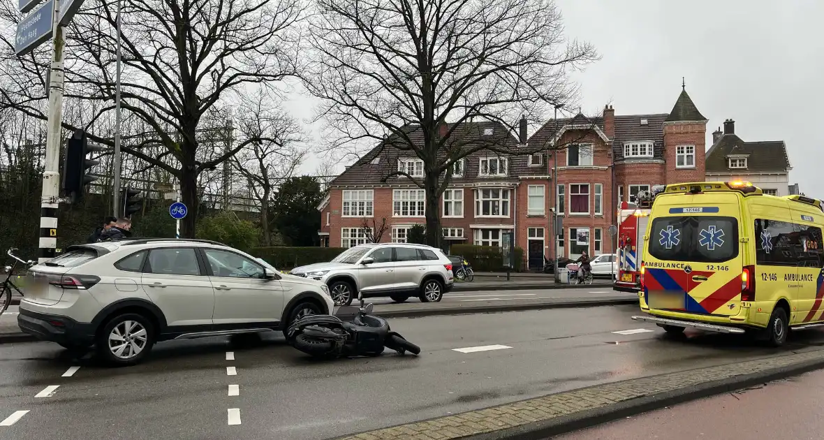Scooterrijder gewond bij botsing met automobilist - Foto 5