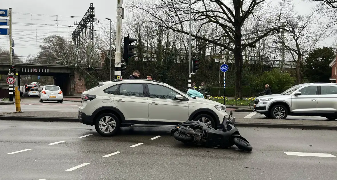 Scooterrijder gewond bij botsing met automobilist - Foto 6