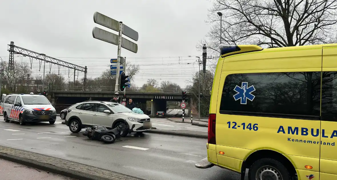 Scooterrijder gewond bij botsing met automobilist - Foto 8