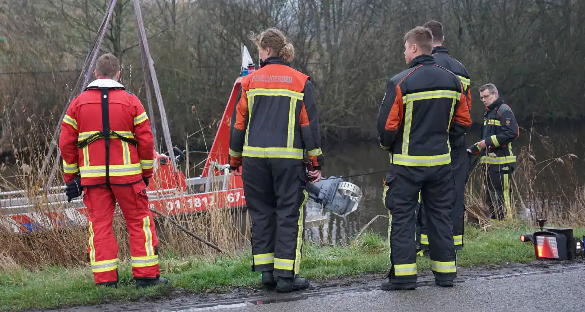 Kraai met visdraad vast in boom - Foto 6