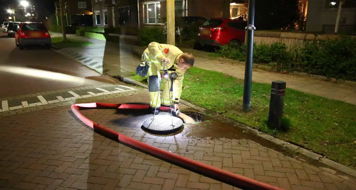 Brandweer spoelt riool na brandstof lucht - Foto 12