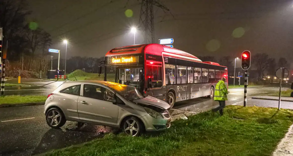 Lijnbus en auto betrokken bij aanrijding