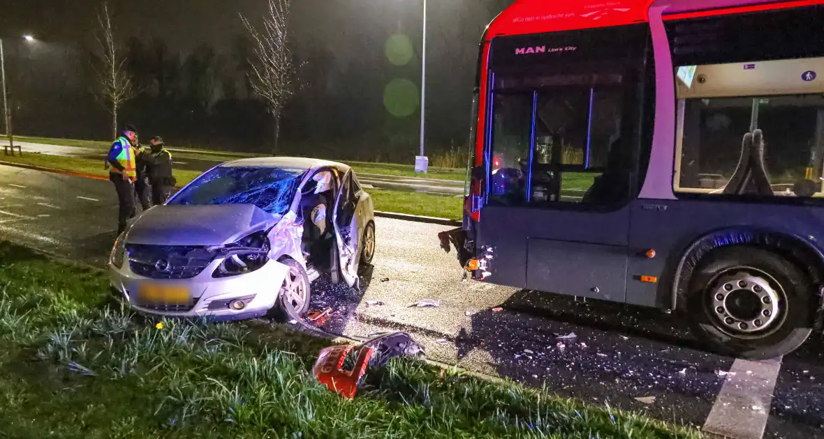 Lijnbus en auto betrokken bij aanrijding - Foto 1