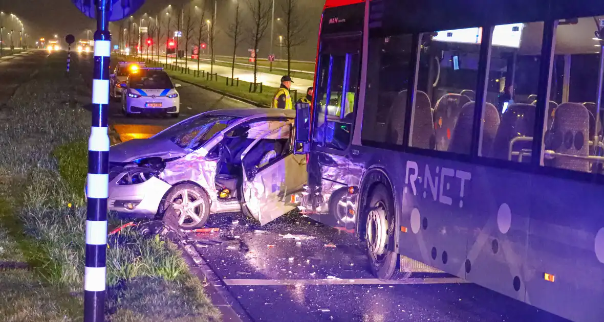 Lijnbus en auto betrokken bij aanrijding - Foto 2