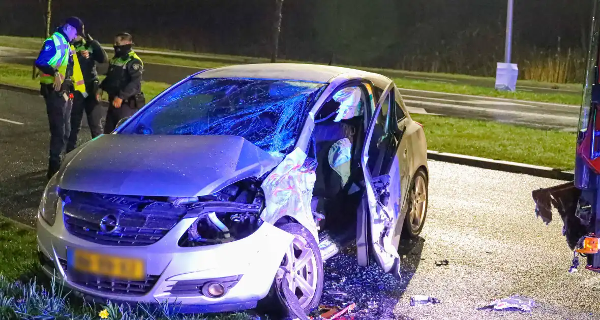 Lijnbus en auto betrokken bij aanrijding - Foto 3