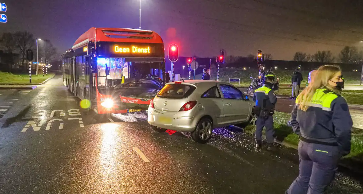 Lijnbus en auto betrokken bij aanrijding - Foto 4