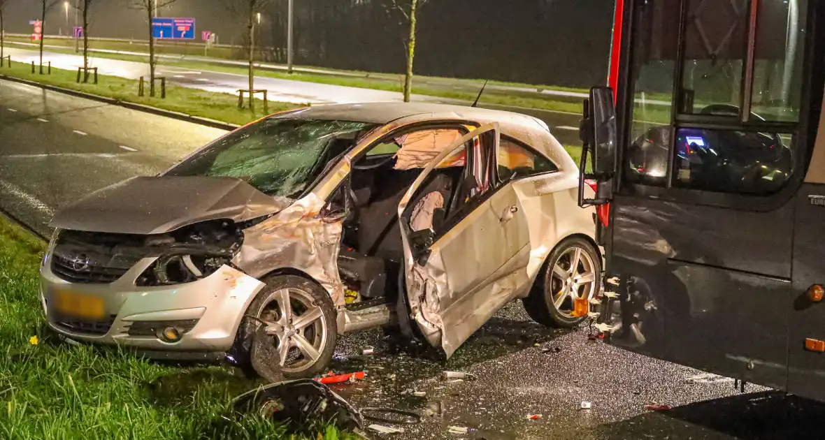 Lijnbus en auto betrokken bij aanrijding - Foto 5