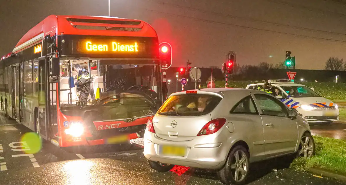 Lijnbus en auto betrokken bij aanrijding - Foto 6