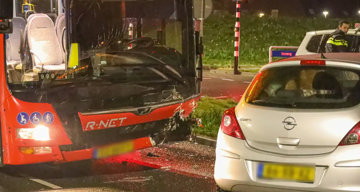 Lijnbus en auto betrokken bij aanrijding - Foto 7