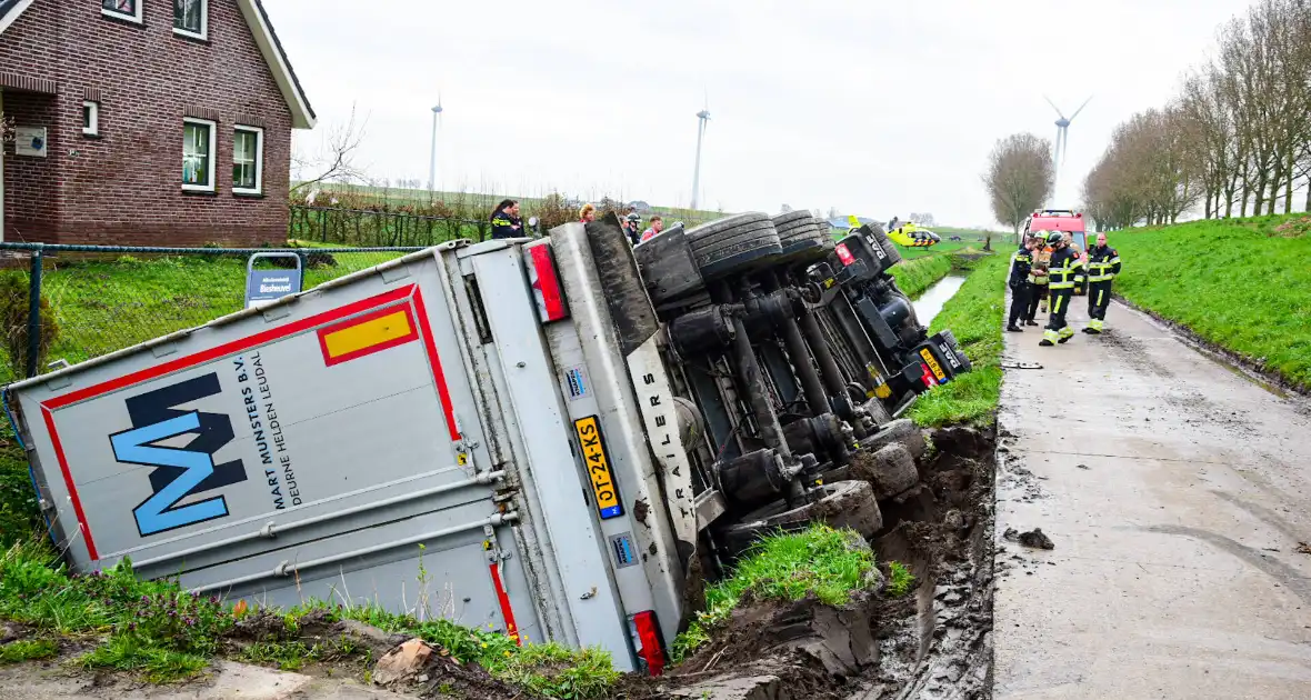 Chauffeur bekneld nadat vrachtwagen in slootkantelt - Foto 2