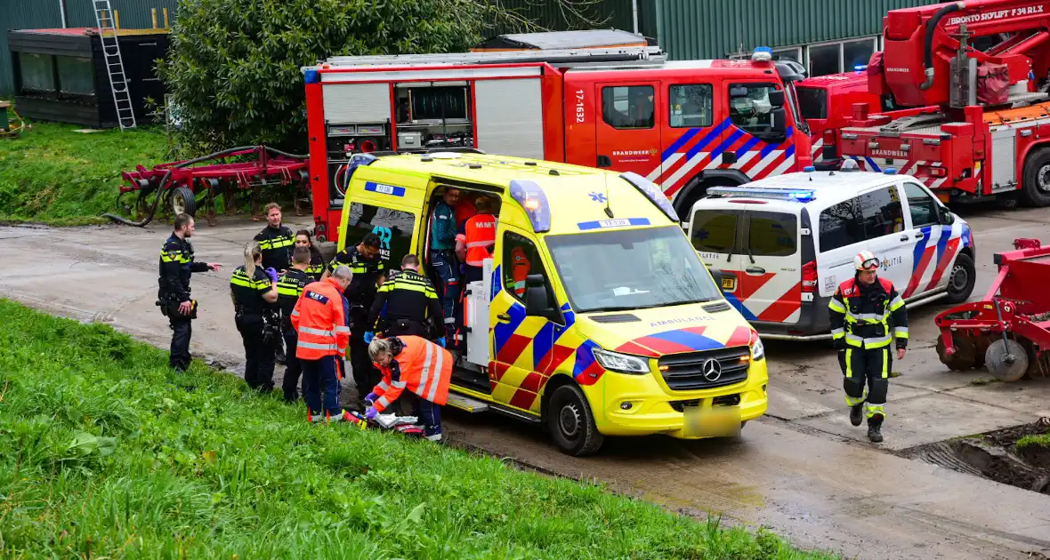 Chauffeur bekneld nadat vrachtwagen in slootkantelt - Foto 3