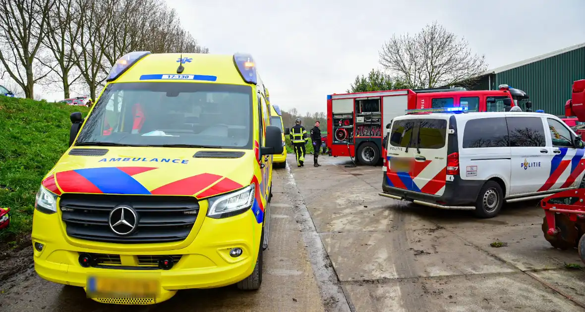 Chauffeur bekneld nadat vrachtwagen in slootkantelt - Foto 4