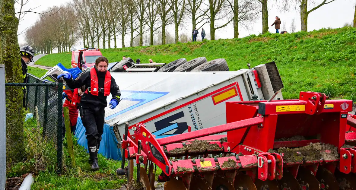 Chauffeur bekneld nadat vrachtwagen in slootkantelt - Foto 6