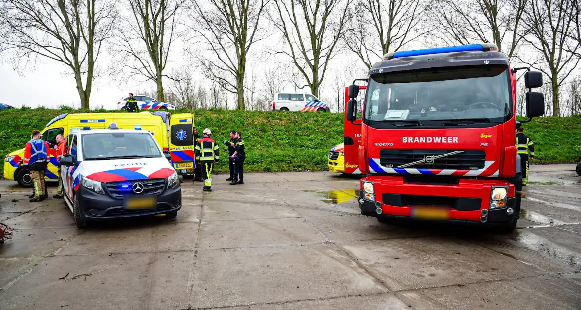 Chauffeur bekneld nadat vrachtwagen in slootkantelt - Foto 8