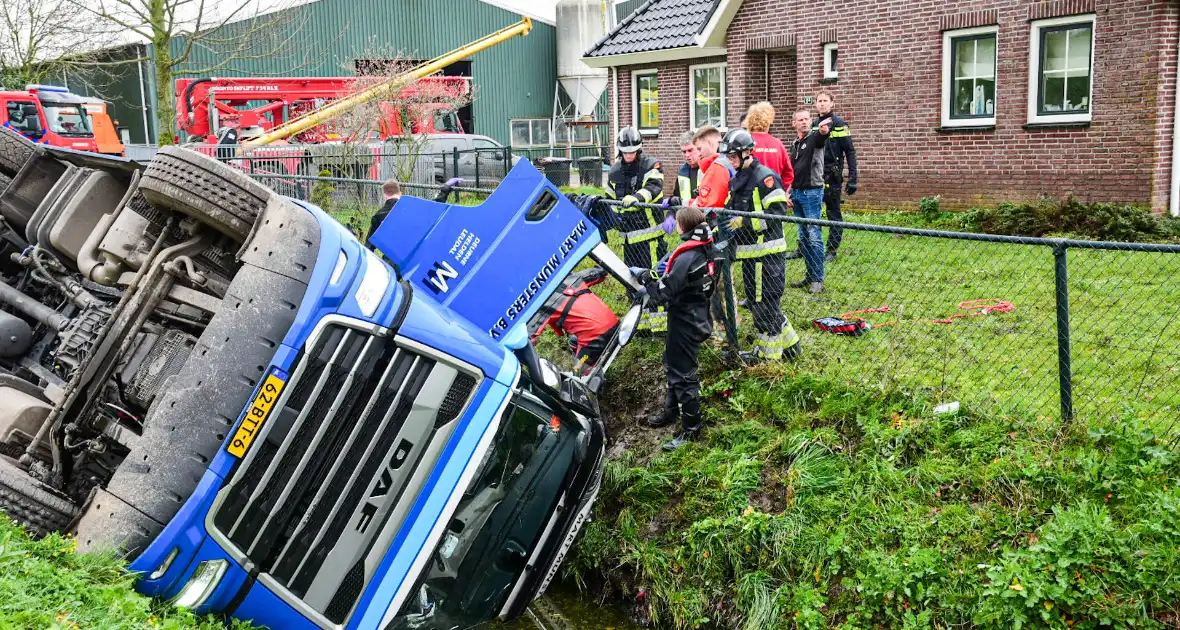 Chauffeur bekneld nadat vrachtwagen in slootkantelt - Foto 9