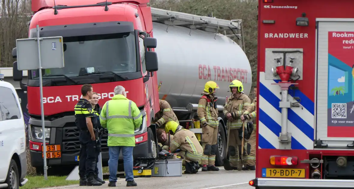 Vrachtwagen lekt brandstof in havengebied