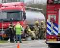 Vrachtwagen lekt brandstof in havengebied