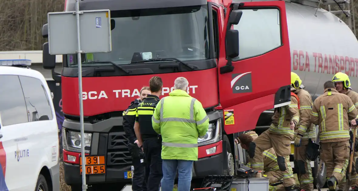 Vrachtwagen lekt brandstof in havengebied - Foto 1