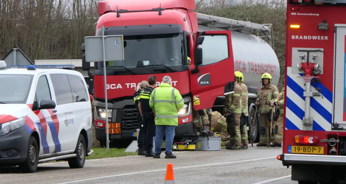 Vrachtwagen lekt brandstof in havengebied - Foto 2