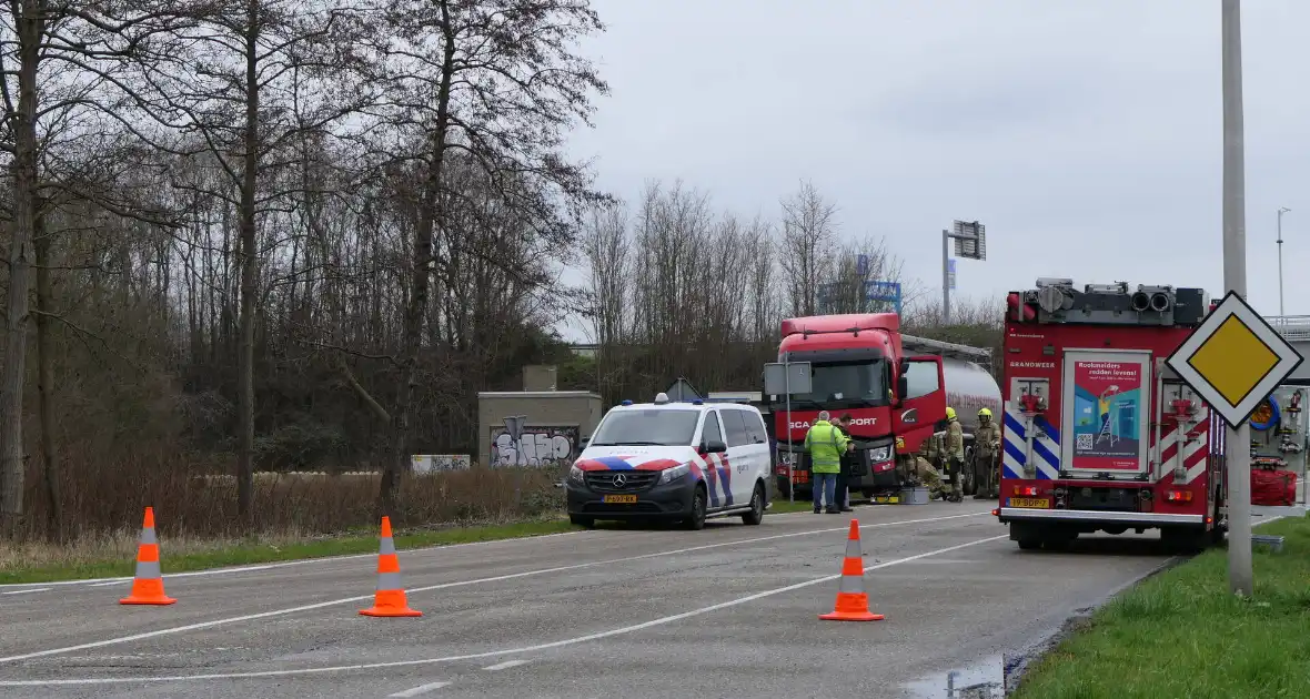 Vrachtwagen lekt brandstof in havengebied - Foto 3