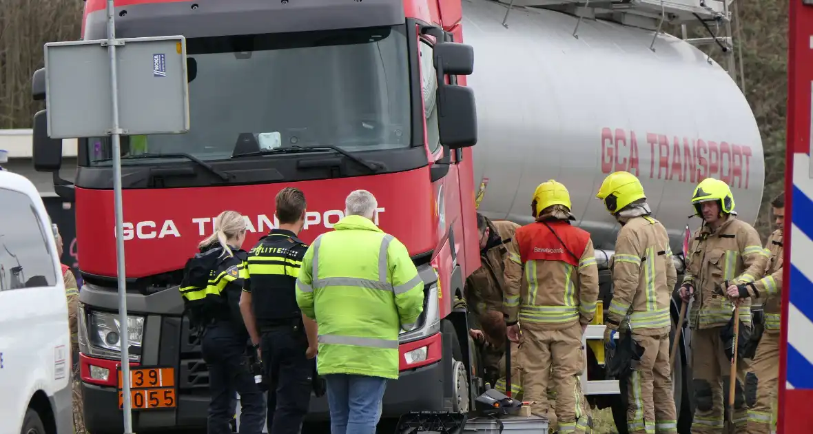 Vrachtwagen lekt brandstof in havengebied - Foto 4