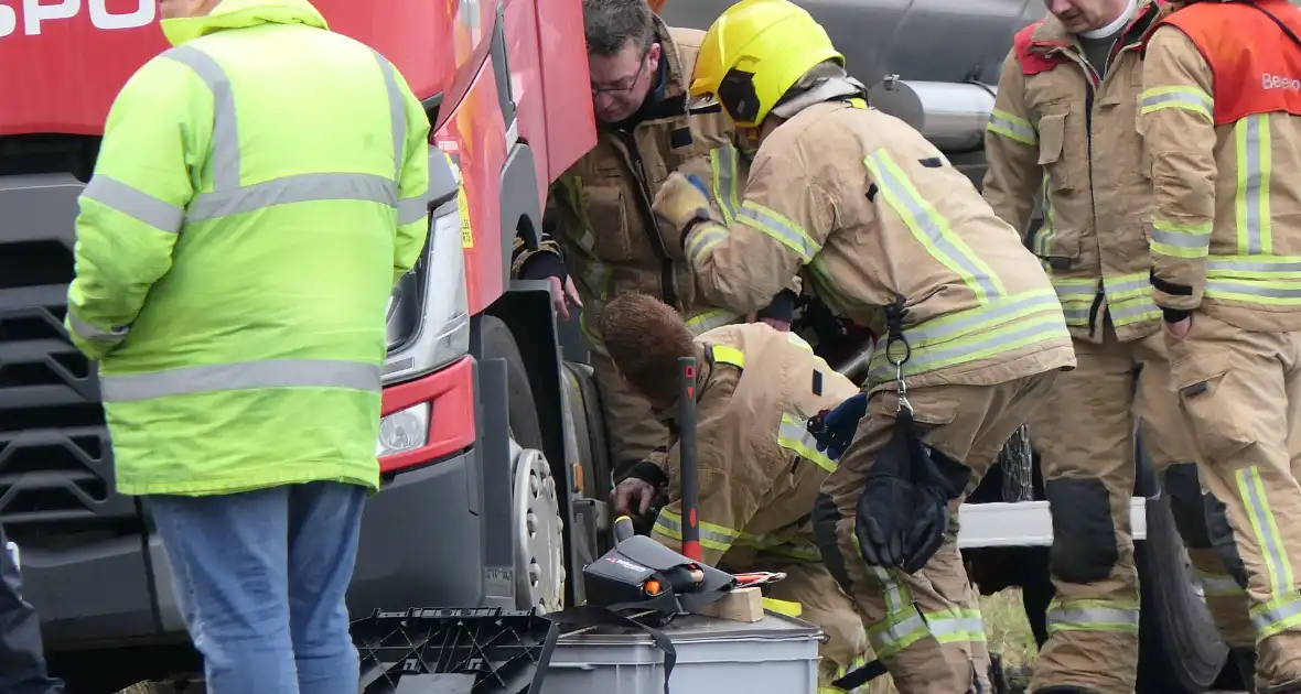 Vrachtwagen lekt brandstof in havengebied - Foto 5