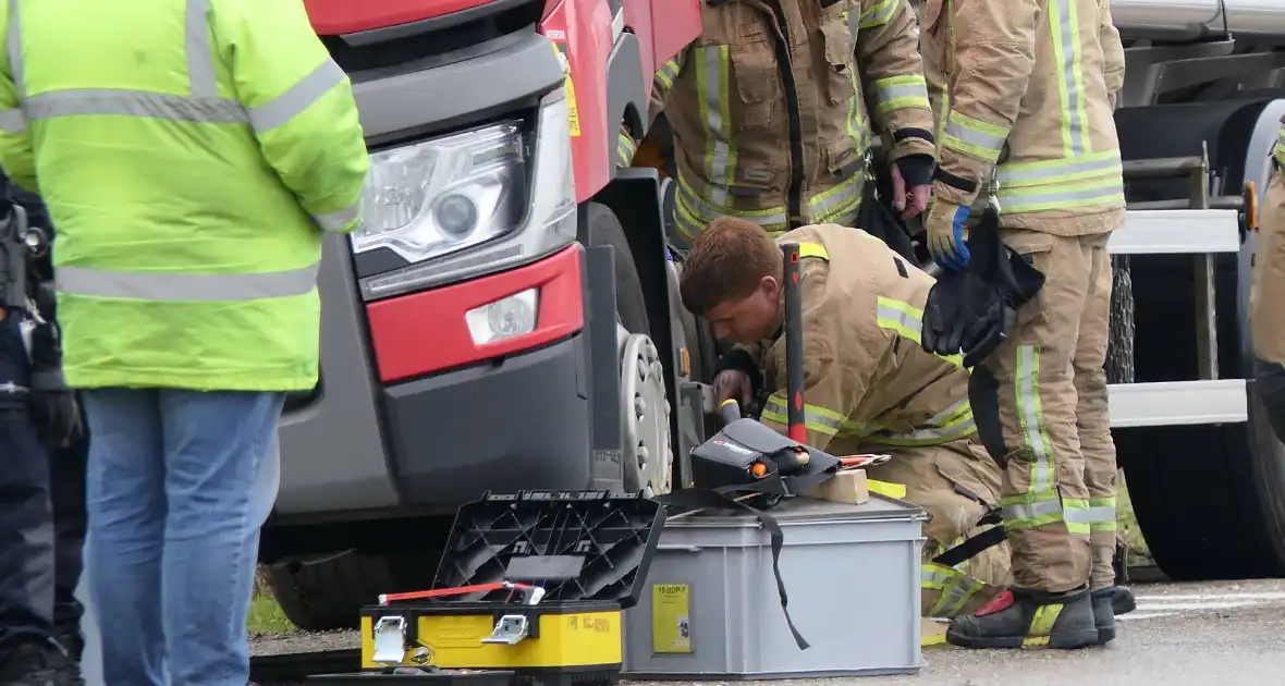 Vrachtwagen lekt brandstof in havengebied - Foto 7