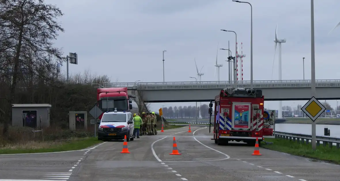 Vrachtwagen lekt brandstof in havengebied - Foto 8