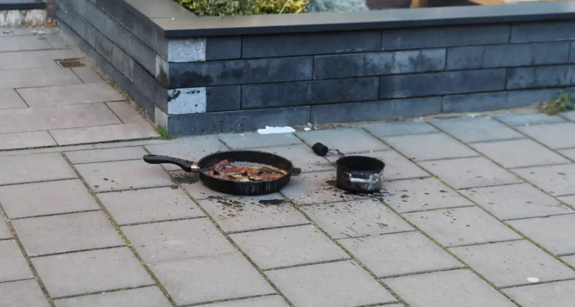 Vlam slaat in de pan tijdens bakken speklappen, bewoner loopt brandwonden op - Foto 6
