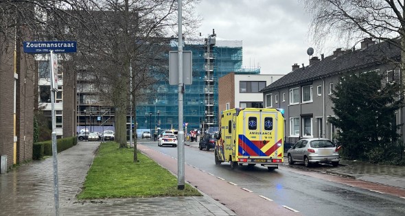Traumahelikopter geland op grasveld - Afbeelding 7