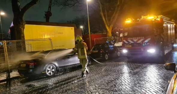 Kermistrailer vliegt in brand
