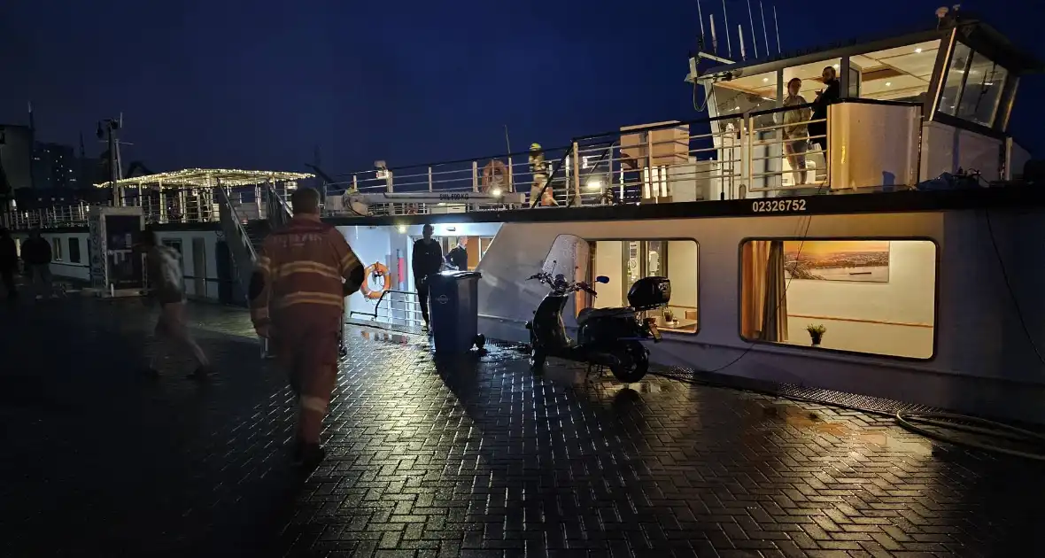 Brandweer oefent op boot met asielzoekers - Foto 6