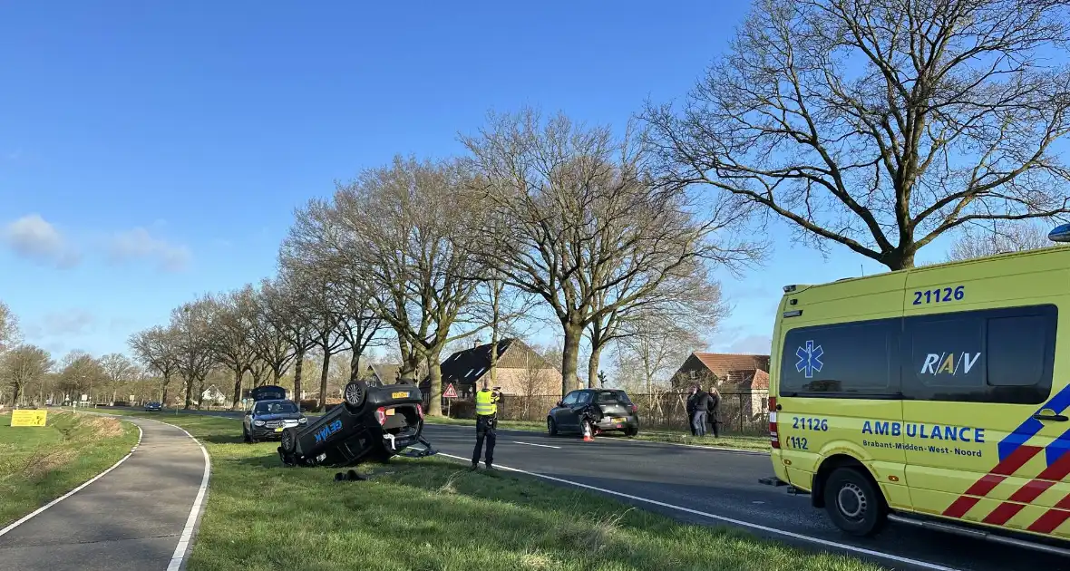 Auto belandt op de kop, cilinder lachgas ontdekt