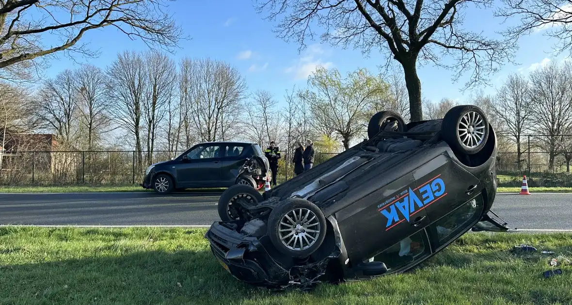 Auto belandt op de kop, cilinder lachgas ontdekt - Foto 3