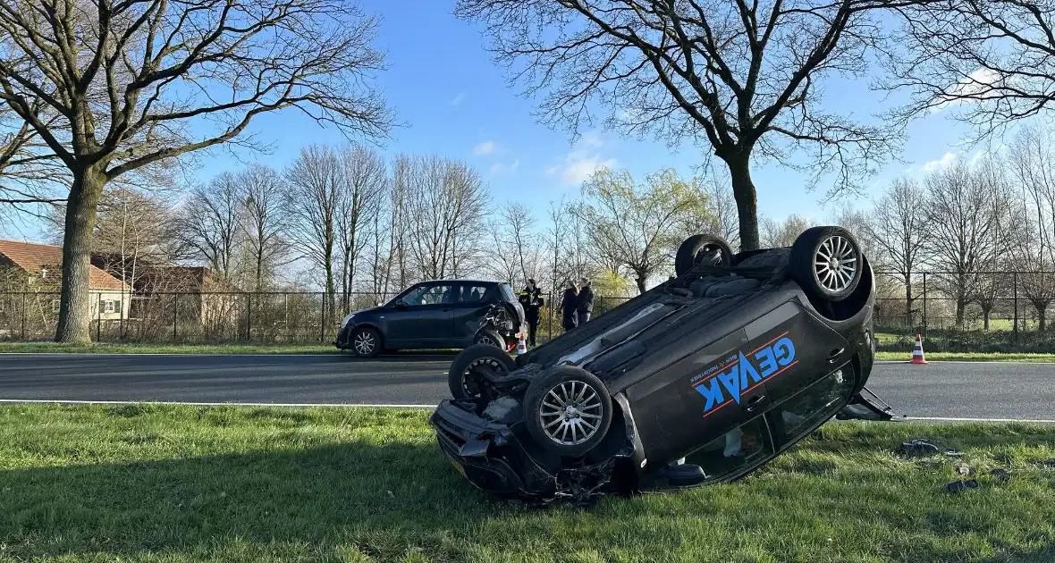 Auto belandt op de kop, cilinder lachgas ontdekt - Foto 5