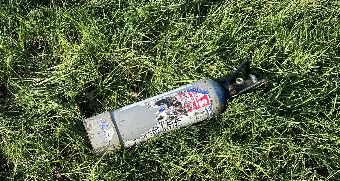 Auto belandt op de kop, cilinder lachgas ontdekt - Foto 6