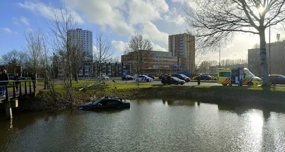 Automobilist vliegt uit bocht, ramt boom en belandt in water