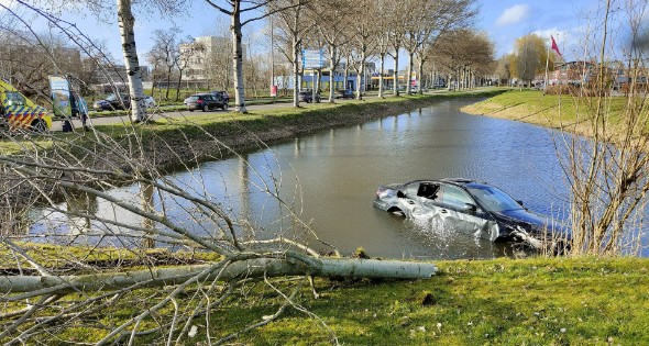 Automobilist vliegt uit bocht, ramt boom en belandt in water - Afbeelding 1