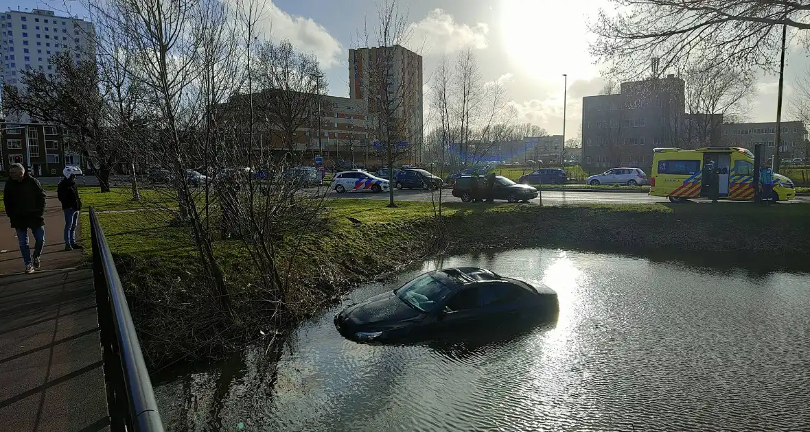 Automobilist vliegt uit bocht, ramt boom en belandt in water - Foto 2