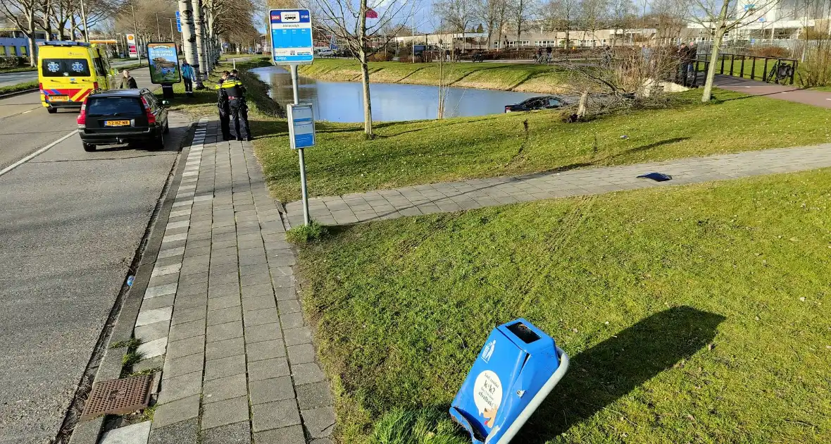 Automobilist vliegt uit bocht, ramt boom en belandt in water - Foto 3