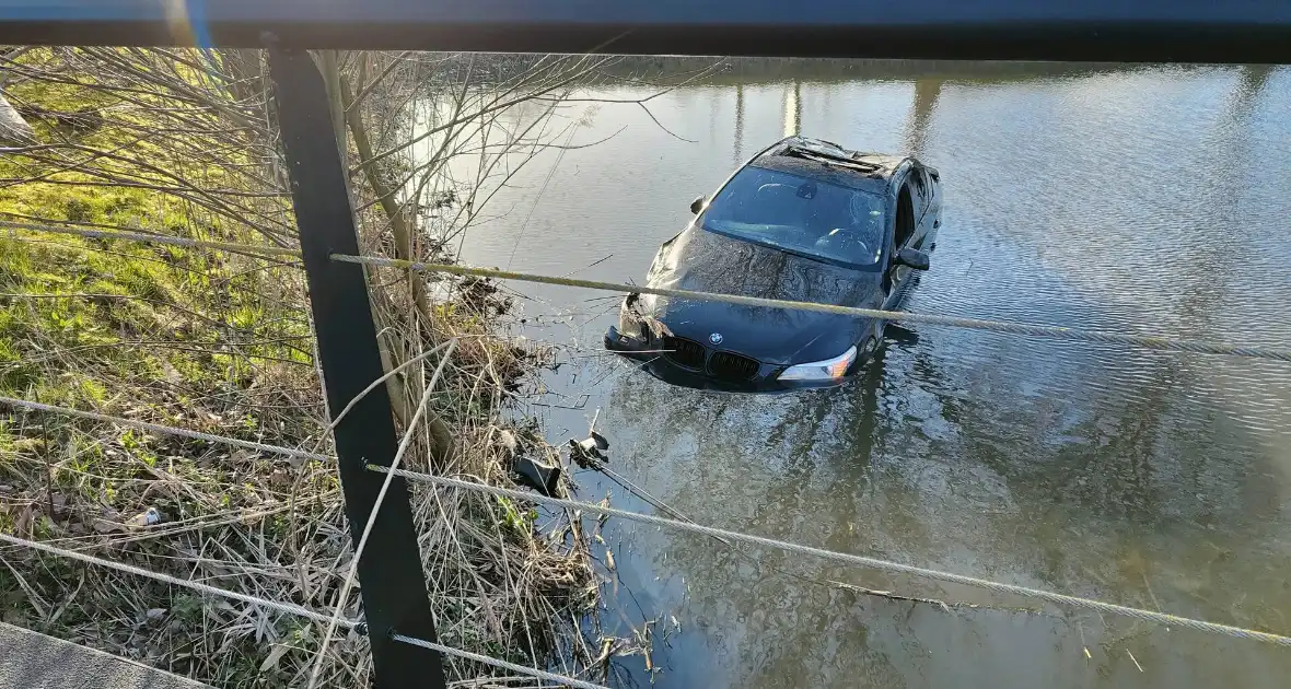 Automobilist vliegt uit bocht, ramt boom en belandt in water - Foto 5