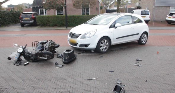 Scooterrijder gewond bij harde botsing met auto