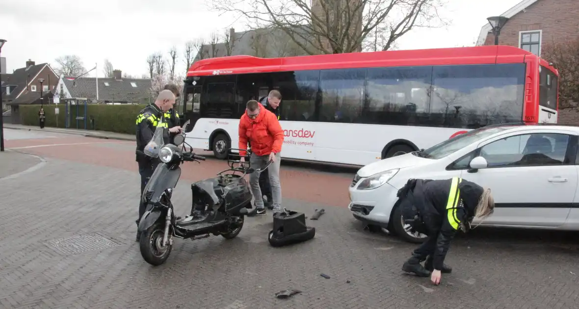 Scooterrijder gewond bij harde botsing met auto - Foto 4