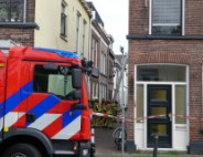 Brandweer haalt losse dakpan van woning Kampen