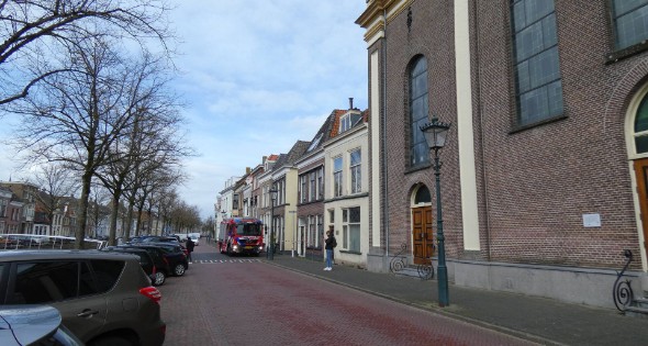 Brandweer haalt losse dakpan van woning Kampen - Afbeelding 1