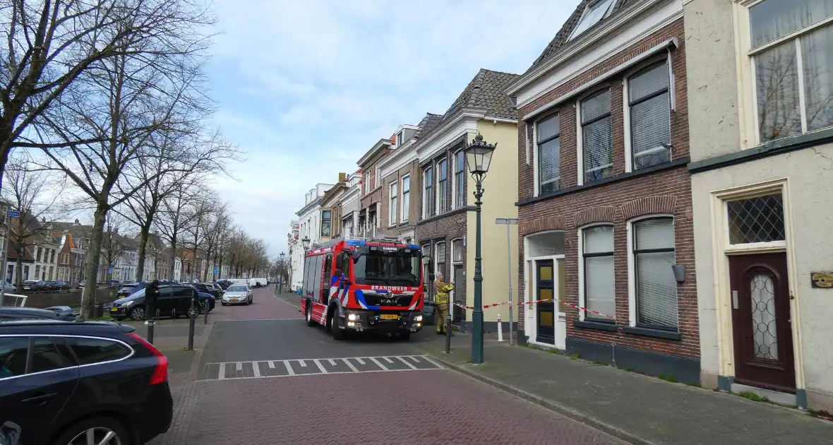 Brandweer haalt losse dakpan van woning Kampen - Foto 2